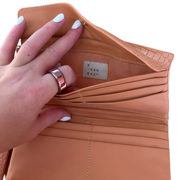 A New Day NWOT Pink Faux Crocodile Wristlet - Picture 6 of 7